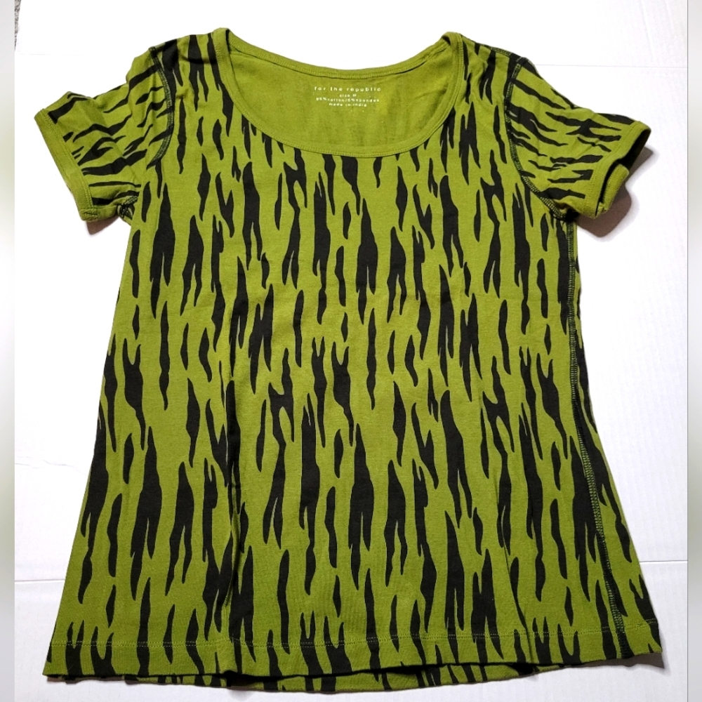 Wild Tiger Style Green & Black Striped Form Fitting Vintage T-Shirt Size Medium